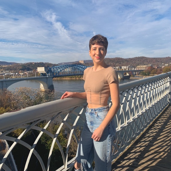 Meet your Posher, Jessica - Picture 1 of 2